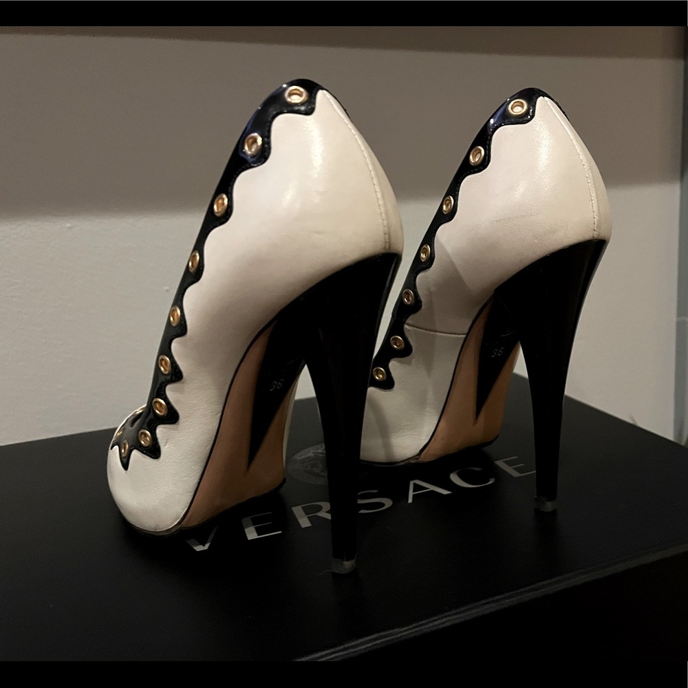 Beautiful white Versace heels 👠